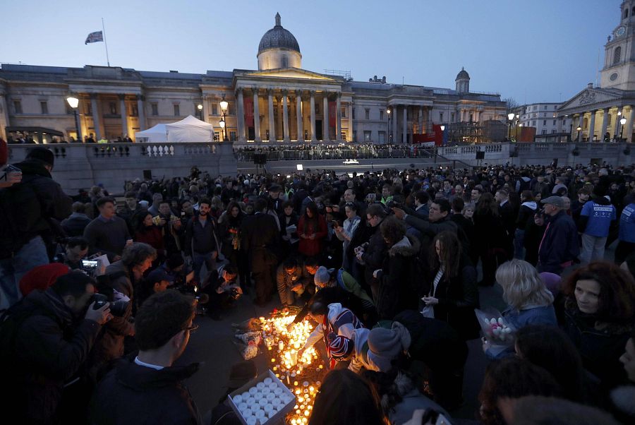 Centerares de personas se han reunido en una vigilia en la plaza de Trafalgar en homenaje a las víctimas del atentado en Londres.