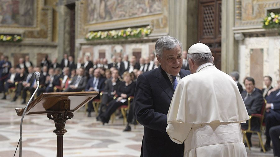 El papa Francisco saluda al presidente del Parlamento Europeo, Antonio Tajani, en una audiencia ante los jefes de Estado y de gobierno de la UE.