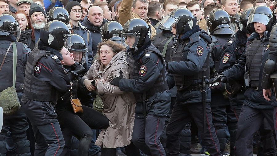 La Policía antidisturbios detiene a manifestantes en las protestas contra la corrupción en Moscú