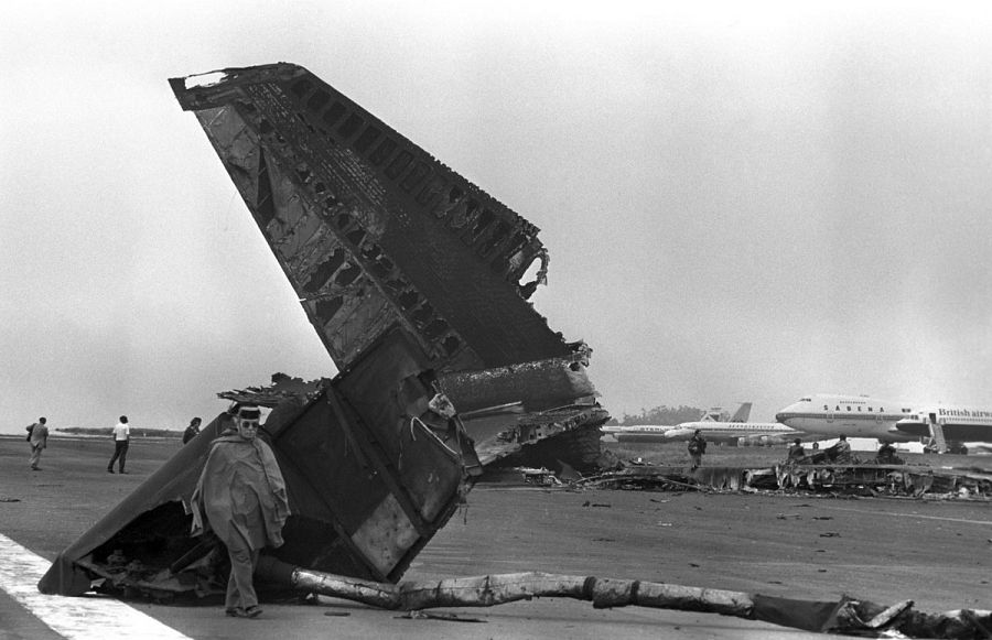 Imagen de archivo de miembros de las fuerzas de seguridad recogiendo restos y enseres de los aviones que colisionaron en el aeropuerto de Los Rodeos