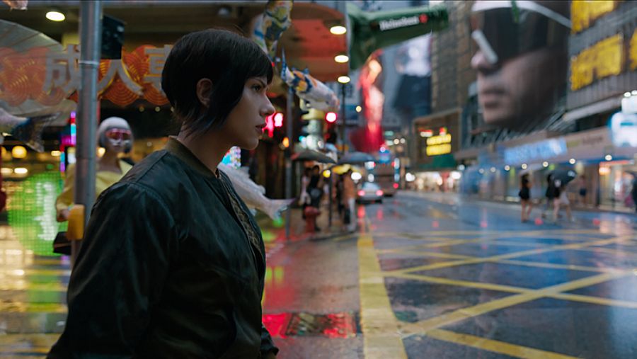 Scarlett Johansson en un Tokio futurista