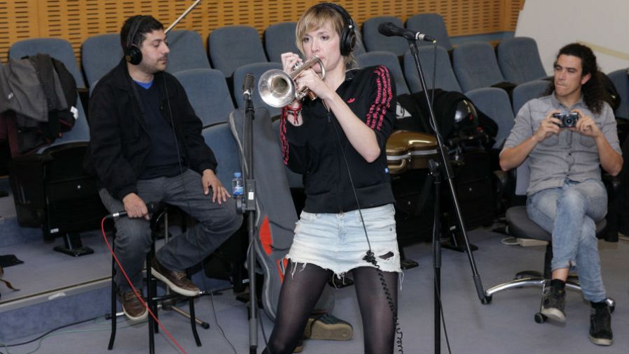 Jenny Ball, trompetista y vocalista de la banda