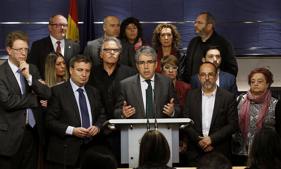 Homs, arropado por compañeros del PDeCat y de ERC, en rueda de prensa en el Congreso.