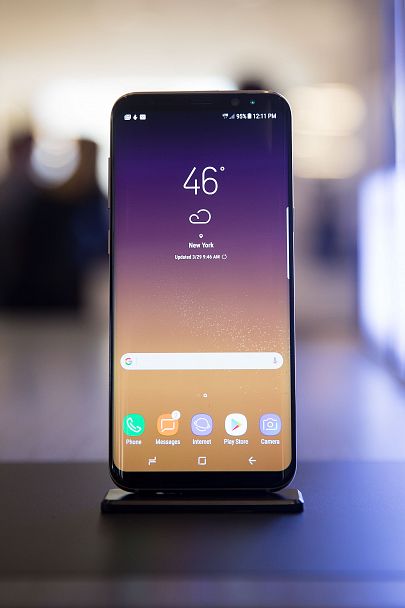 Irónico Síntomas Apretar Samsung presenta el Galaxy S8, un móvil que aspira a reinar entre los más  grandes - RTVE.es