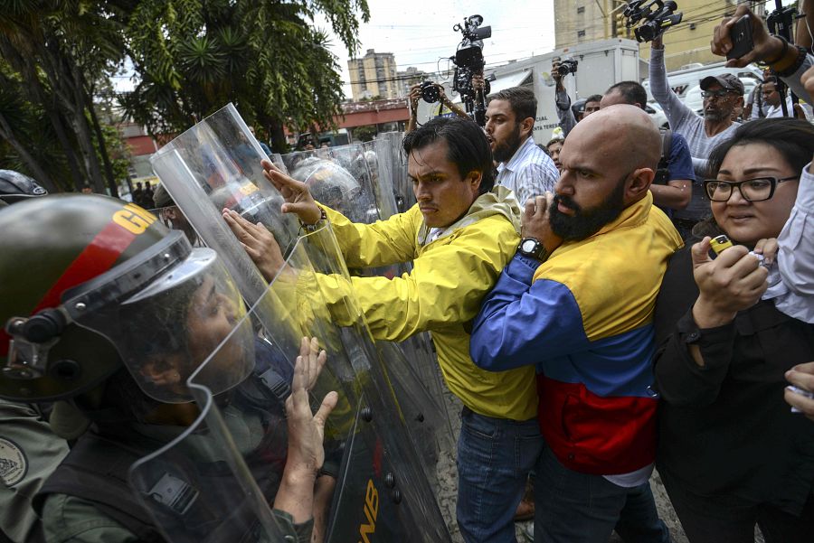 Los diputados opositores Carlos Paparoni y Carlos Bozo se enfrentan a la Guardia Nacional ante la sede del Tribunal Supremo de Venezuela