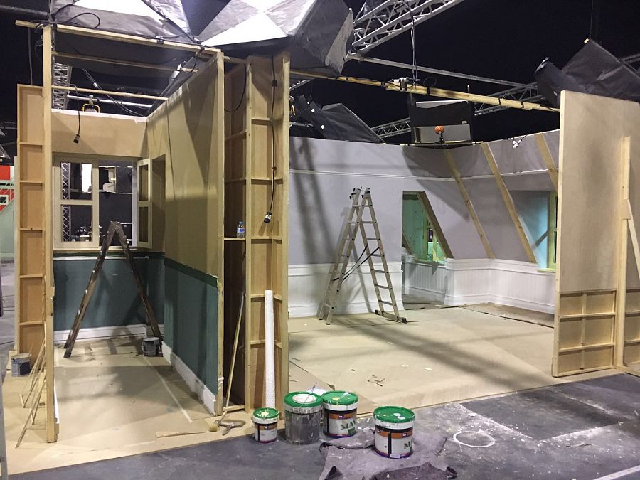 Continúa la reconstrucción de la calle Acacias mientras se graba en los decorados de las casas