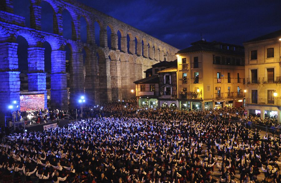766 bailan la Jota en Segovia y consiguen el Récord Guiness por el autismo