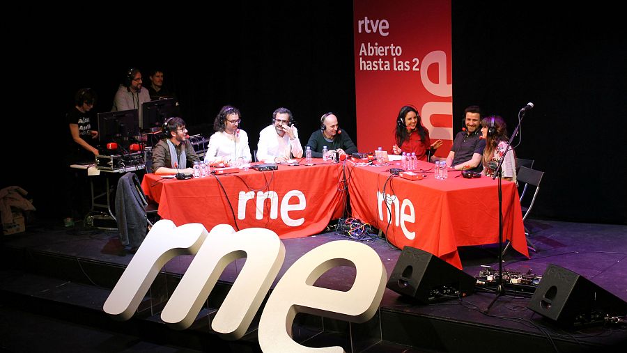 Un momento del programa, con todo el equipo, Rozalén y Funambulista