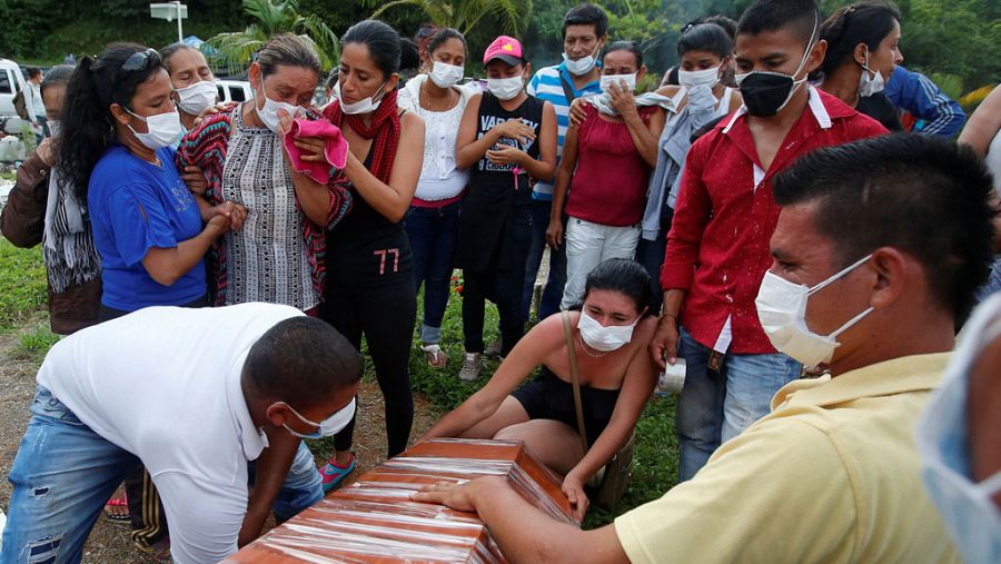 Familiares y amigos de las víctimas lloran durante el entierro colectivo, tras la avalancha en Colombia