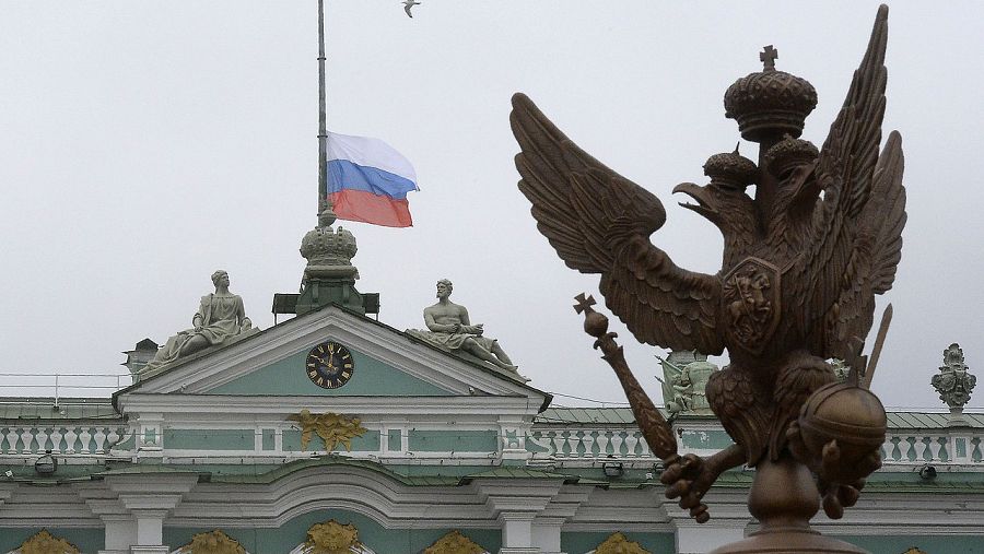 La bandera rusa ondea a media asta en el Museo del Hermitage, en San Petersburgo