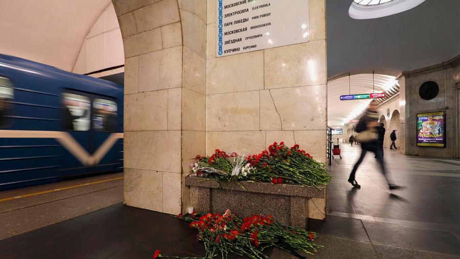 Flores en un andén de la estación de metro Tejnologuícheskiy Institut en memoria de las víctimas del atentado, en San Petersburgo