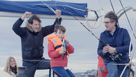 Vicente quiere que su padre aprenda a navegar y le sorprende con un viaje en velero en Denia