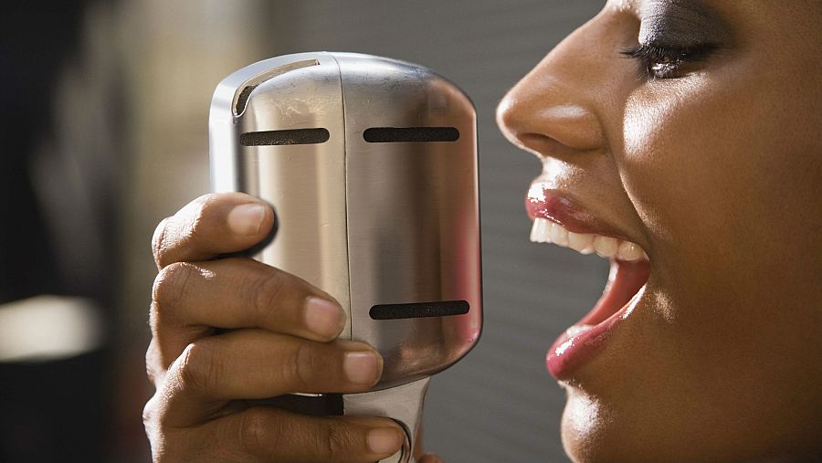 Numerosos profesionales trabajan utilizando su voz