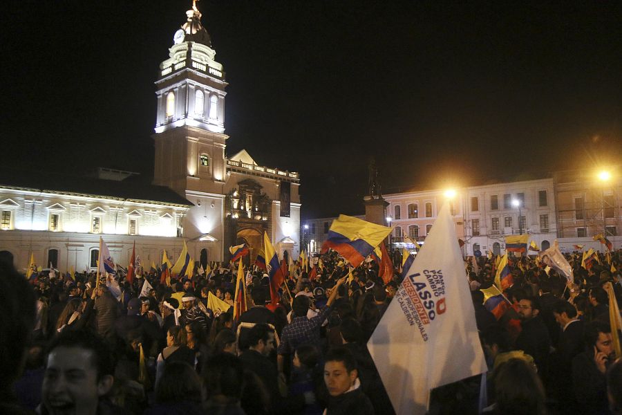 Simpatizantes de Lasso se concentran en la céntrica plaza de Santo Domingo de Quito (Ecuador).