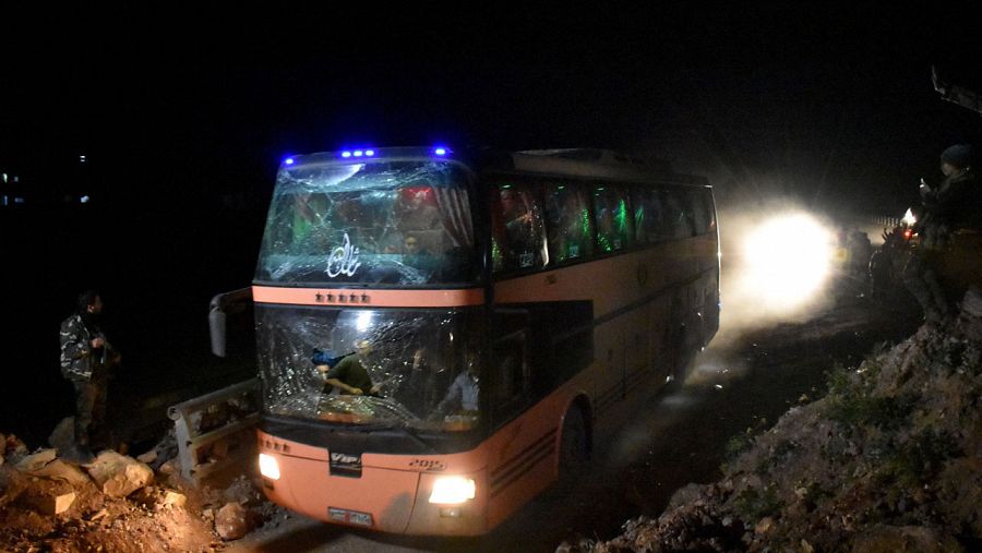 Uno de los autocares que están evacuando a la población siria