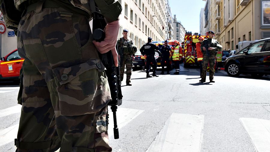 Las fuerzas de seguridad y los bomberos se despliegan en Marsella durante la operación en la que se ha detenido a dos presuntos yihadistas