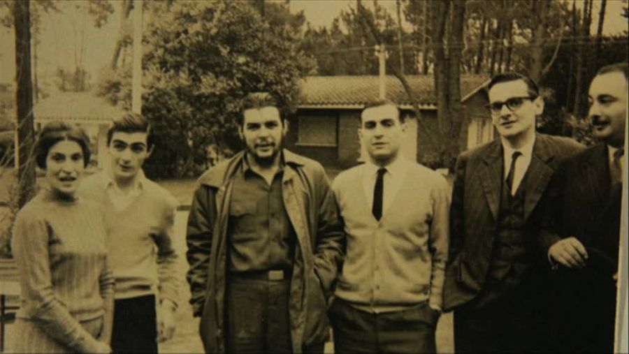 El Che con su familia en Punta del Este, Uruguay. De izda a decha: Celia de la Serna (madre del Che), Juan Martín Guevara, Ernesto Guevara, Roberto Guevara y unos amigos.