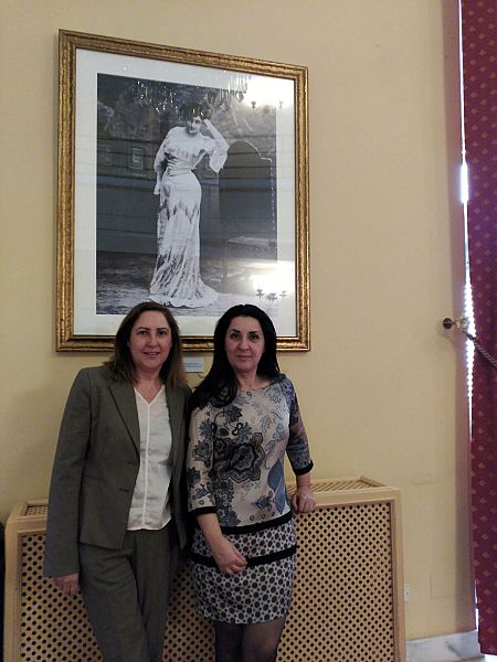 Concha Largo y Ana Vega, bajo una foto histórica de María Guerrero en el CDN