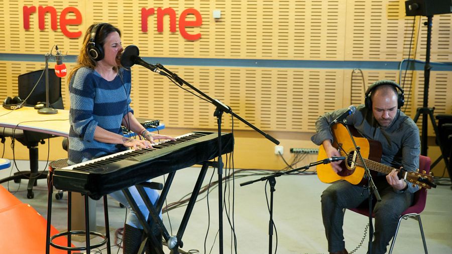 Toni Brunet acompaña a la guitarra a la artista segoviana