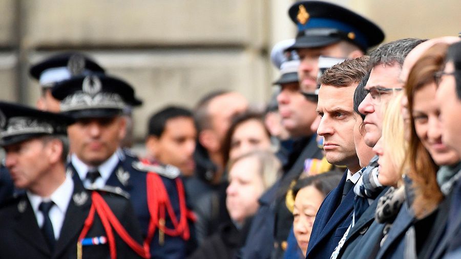 El candidato a las presidenciales francesas Emmanuel Macron asiste al homenaje al policía francés asesinado en París