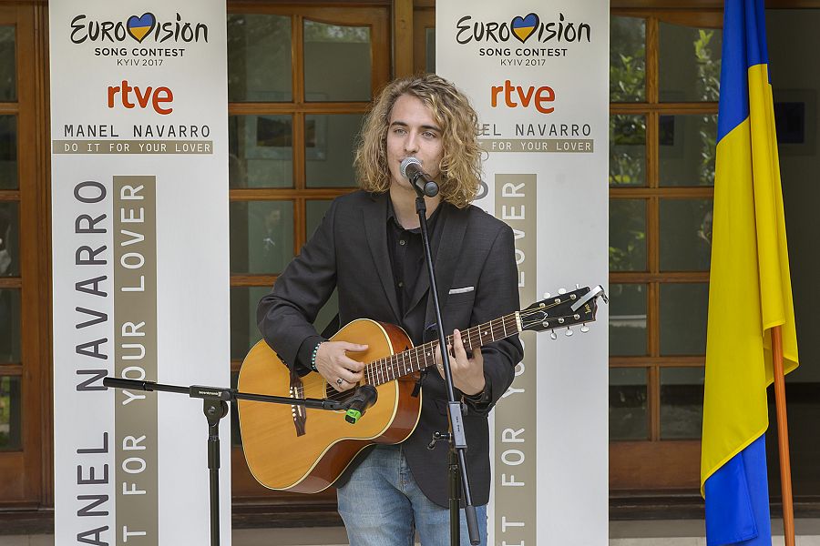 Manel Navarro canta una versión acústica de 'Do it for your lover'