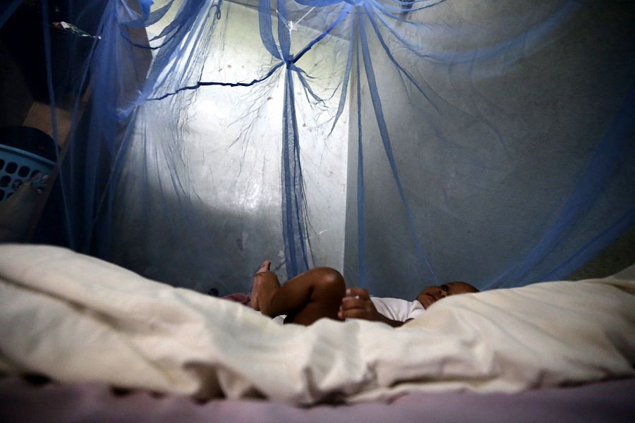 Yao Melvin, un bebé de tres meses, duerme protegido por una mosquitera en Abiyán (Costa de Marfil)