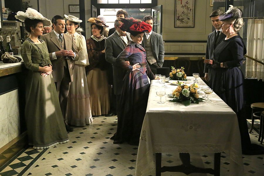 Susana y Simón tienen algo importante que decir a los vecinos de Acacias