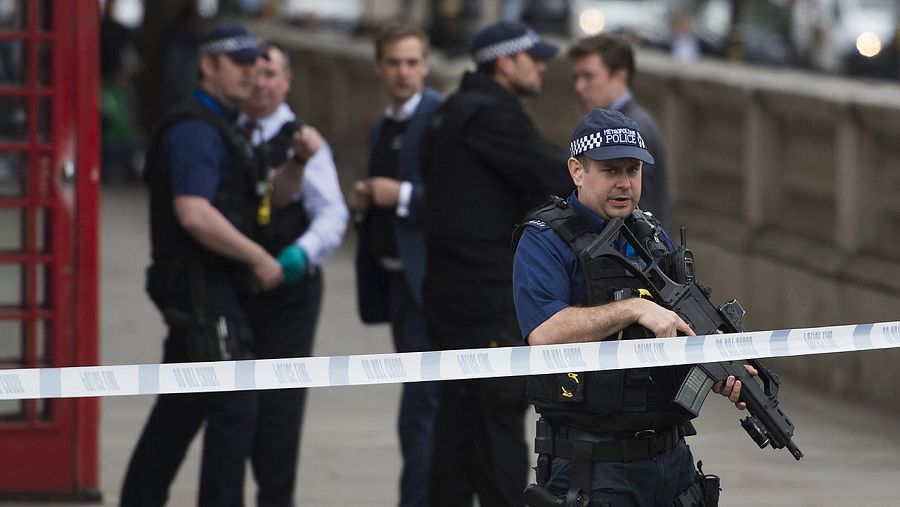 Policías aseguran la zona en la que un hombre fue detenido tras un incidente en Westminster, Londres