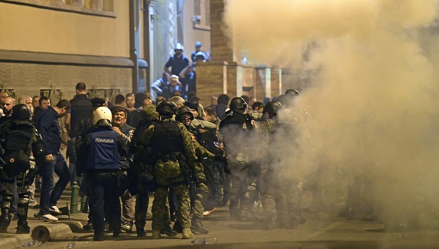 AL MENOS OCHO HERIDOS TRAS LA OCUPACIÓN DEL PARLAMENTO MACEDONIO