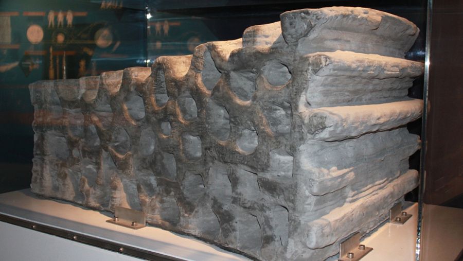 Como materia prima de los ladrillos, la prueba ha utilizado suelo lunar simulado disponible comercialmente.