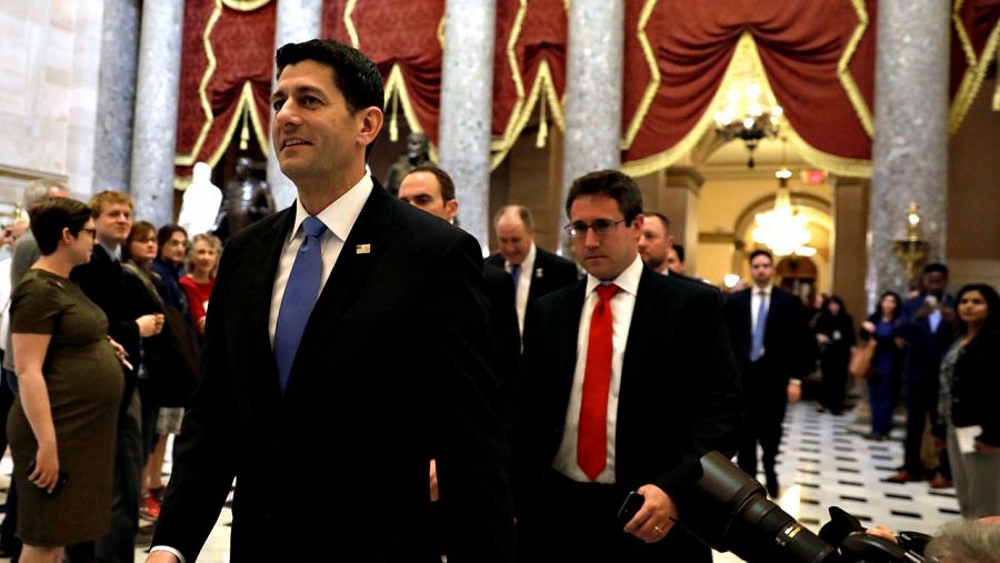 El líder de la mayoría republicana, Paul Ryan, sale de la Cámara de Representantes tras la votación