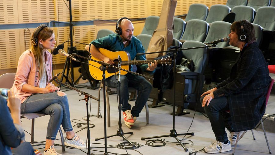Luis Ramiro y Pablo Cebrián acompañan a nuestra invitada sobre el escenario