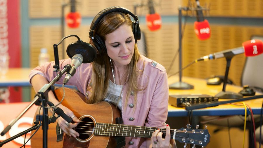 La cantante y compositora presenta su quinto álbum en acústico