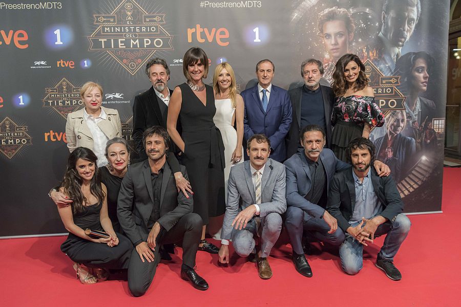 Eladio Jareño, Javier Olivares, Marc Virgil y el elenco de la tercera temporada de 'El MInisterio del Tiempo' junto con la conductora de la gala, Mónica López