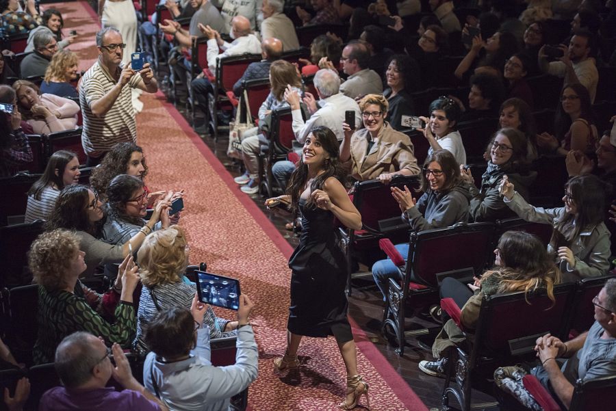 Macarena García atraviesa el Liceu entre gritos de bienvenida y aplausos