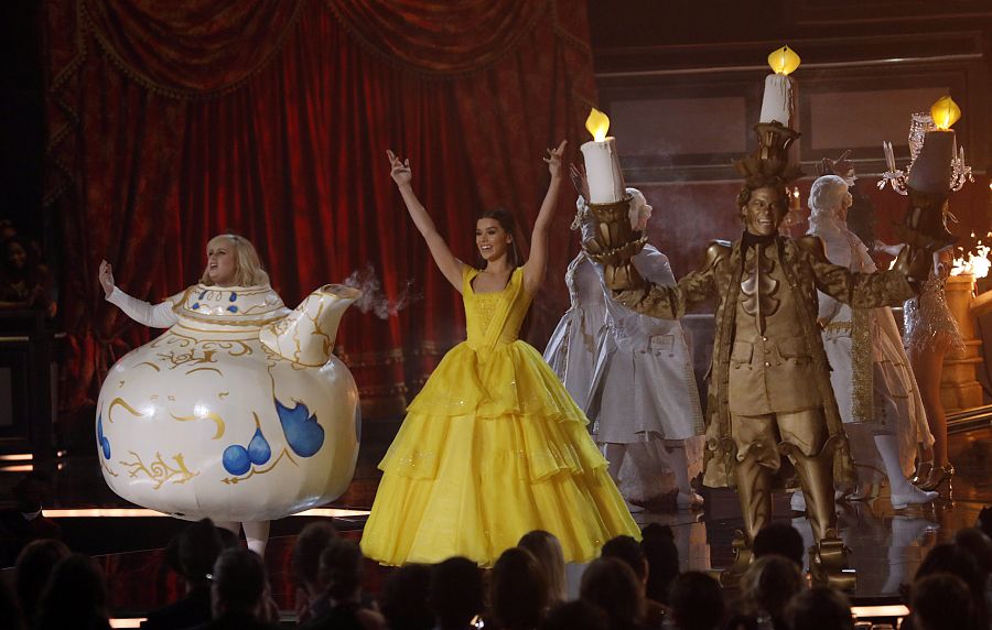 La gala comenzó con una parodia musical de La bella y la bestia a cargo de Adam Devine