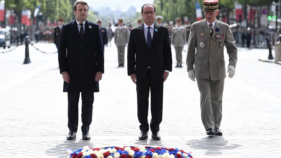 François Hollande y Emmanuel Macron asisten al homenaje por el 72º aniversario del final de la Segunda Guerra Mundial