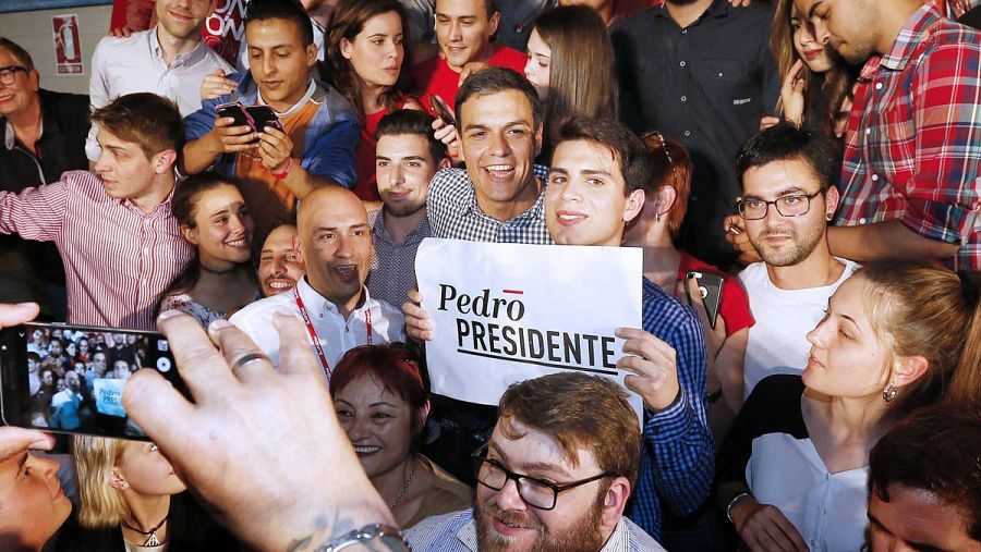 Pedro Sánchez rodeado de militantes en un mitin de precampaña.