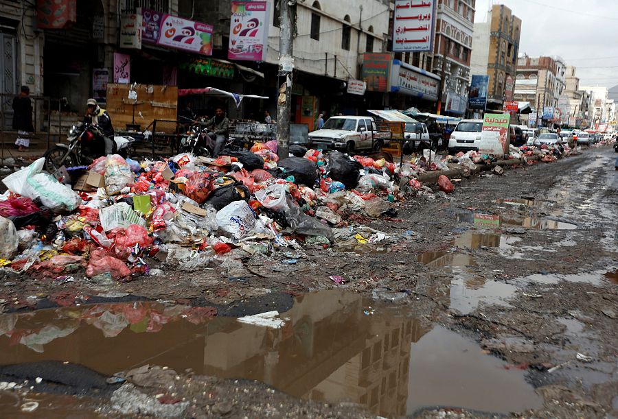 Basura apilada en las calles de Saná, la capital de Yemen