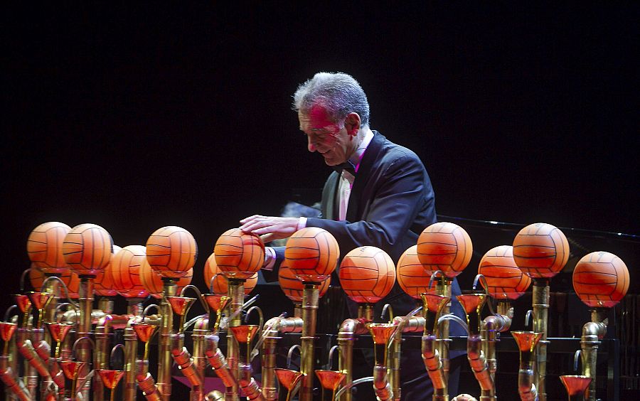 Jorge Maronna toca el bolarmonio durante un momento del espectáculo 