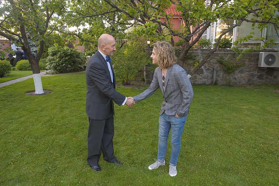 Manel junto al embajador de España en Ucrania