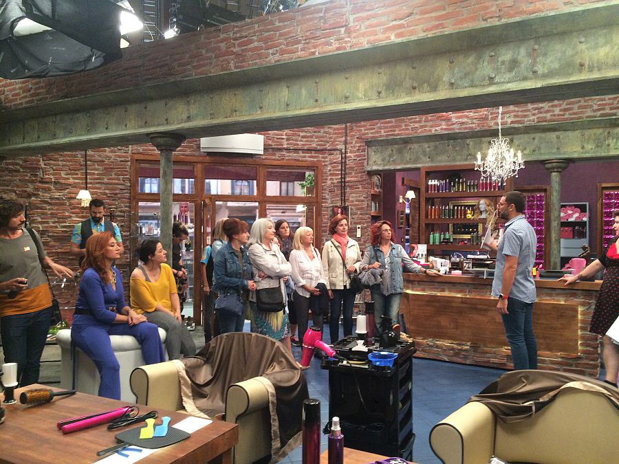 Las actrices y actores de 'La peluquería' escuchan atentamente al director de la serie, Ricardo Álvarez Solla, durante un momento de la grabación de la serie