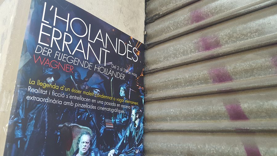 El director d'escena i de cinema PHILLIP STOLZL ubica l'òpera en una espectacular biblioteca on tot serà possible