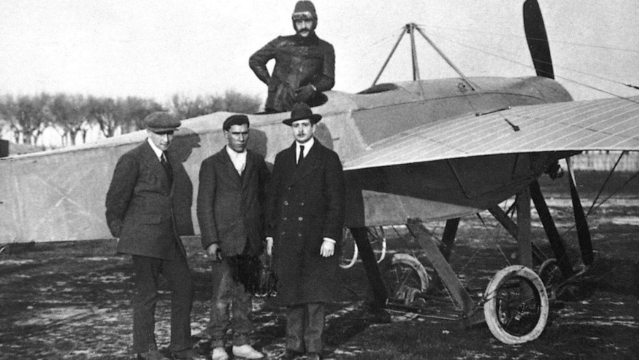 Juan de la Cierva (derecha) mostrando sus inventos