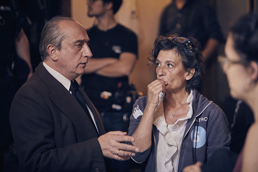 La tvmovie aborda el comienzo del camino hacia la transición democrática y la llegada de una nueva época