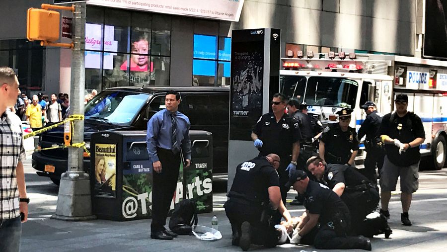 Los servicios de emergencia atienden a una de las personas atropelladas en Times Square