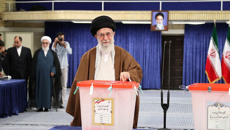 El líder supremo de Irán, Alí Jameneí, vota en las presidenciales