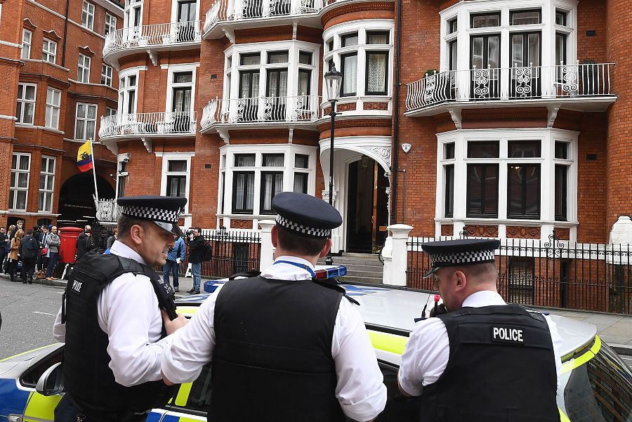 La policía británica permanece a las puertas de la embajada de Ecuador en Londres.