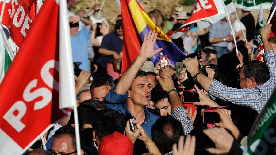 Militantes rodean a Sánchez en un mitin de las primarias del PSOE.