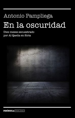 Portada del libro 'En la oscuridad', de Antonio Pampliega.